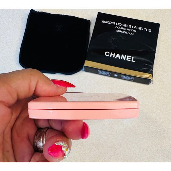 COMPACT MIRROR: Limited-Edition CHANEL Pink w/Golden Monogram, NWOT - Picture 4 of 13